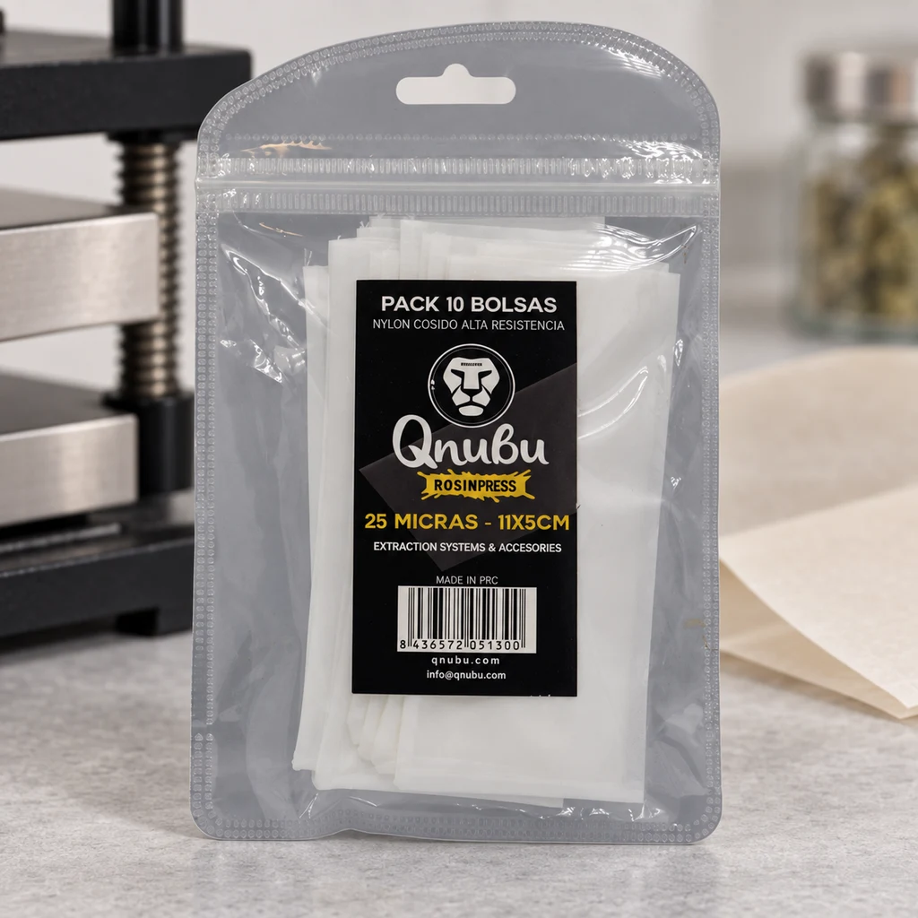 Escena generada de una bolsa Qnubu con sobres blancos y etiqueta de 10 bolsas de 25 micras, junto a una prensa y papel.