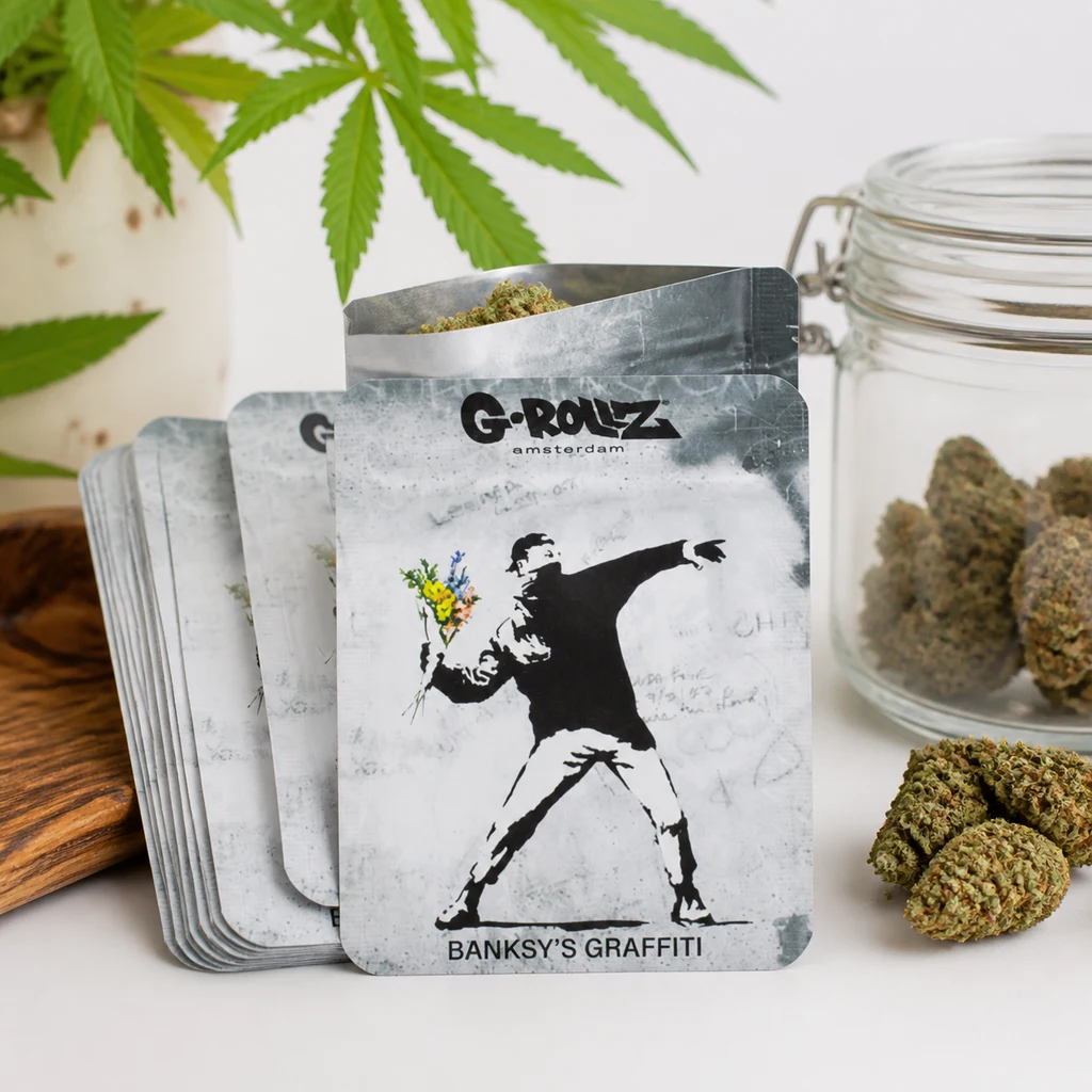 Escena generada de bolsas Banksy Flower Thrower con la figura del lanzador de flores, junto a cogollos y un tarro de cristal.