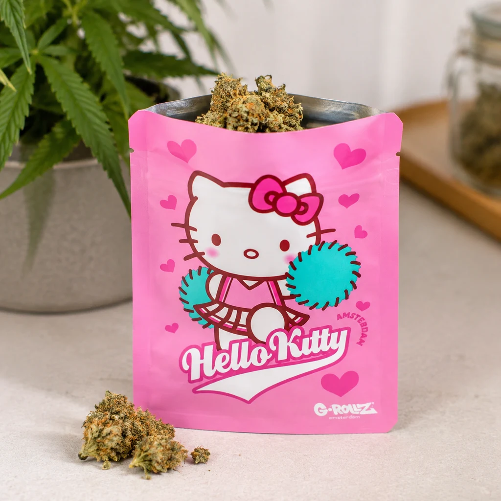 Bolsa rosa abierta de Hello Kitty animadora con pompones turquesa y corazones, con cogollos en la abertura y sobre la mesa.