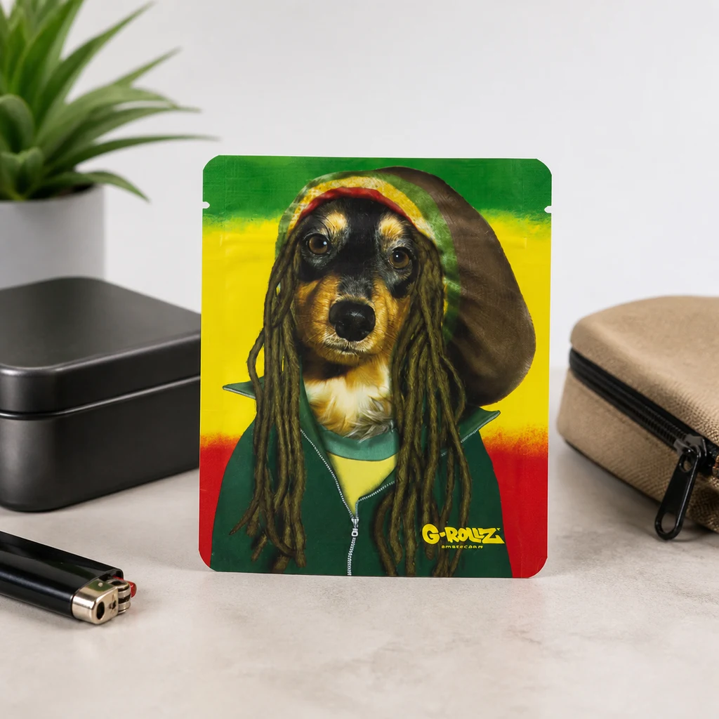 Bolsa G-Rollz Reggae Pets con un perro con rastas y gorro sobre fondo verde, amarillo y rojo, junto a una caja y un estuche.