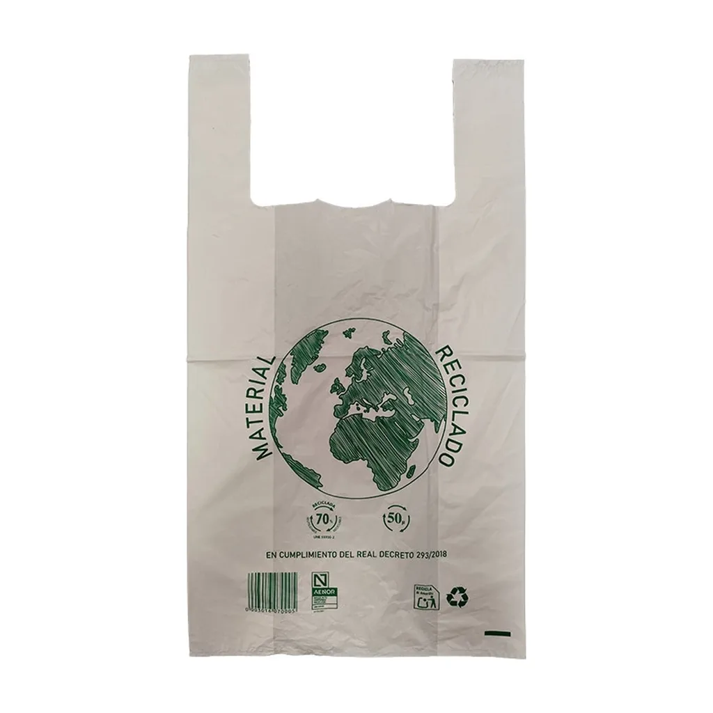 Bolsa blanca tipo camiseta con asas y estampado verde de un globo terráqueo, texto «Material reciclado» y símbolos de reciclaje. Bolsa blanca tipo camiseta con asas y estampado verde de un globo terráqueo, texto «Material reciclado» y símbolos de reciclaje.