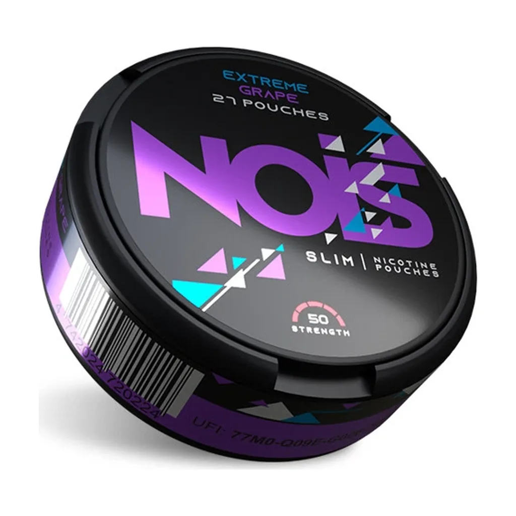 Envase redondo negro de bolsitas de nicotina Nois Extreme Grape, inclinado, con letras moradas y las indicaciones «27 pouches» y «50 strength».