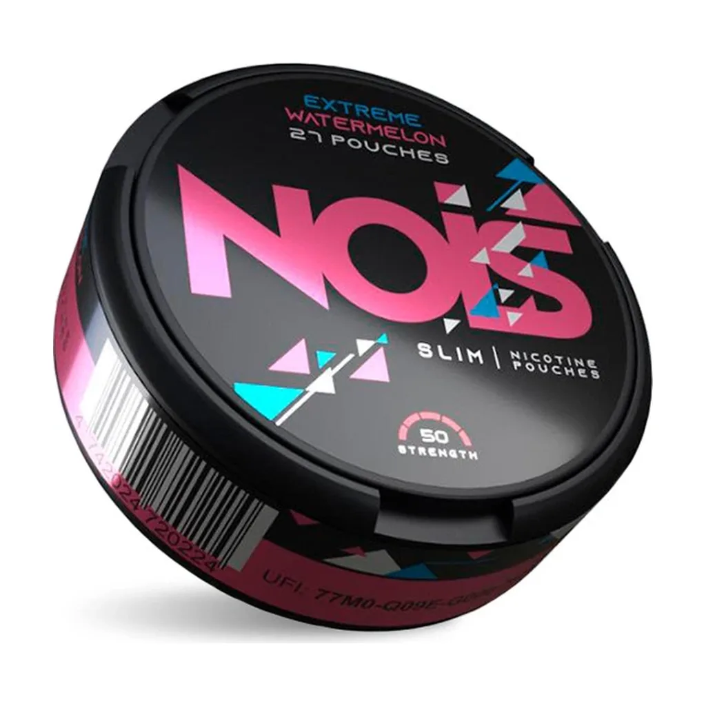 Caja redonda negra Nois Extreme Watermelon, inclinada, con letras rosas, detalles turquesas y las cifras 50 y 27 pouches.