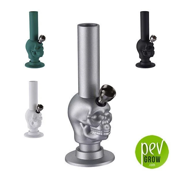 Bong Skull con cuerpo en forma de calavera, tubo recto y cazoleta lateral; versión plateada en primer plano y variantes verde, blanca y negra.