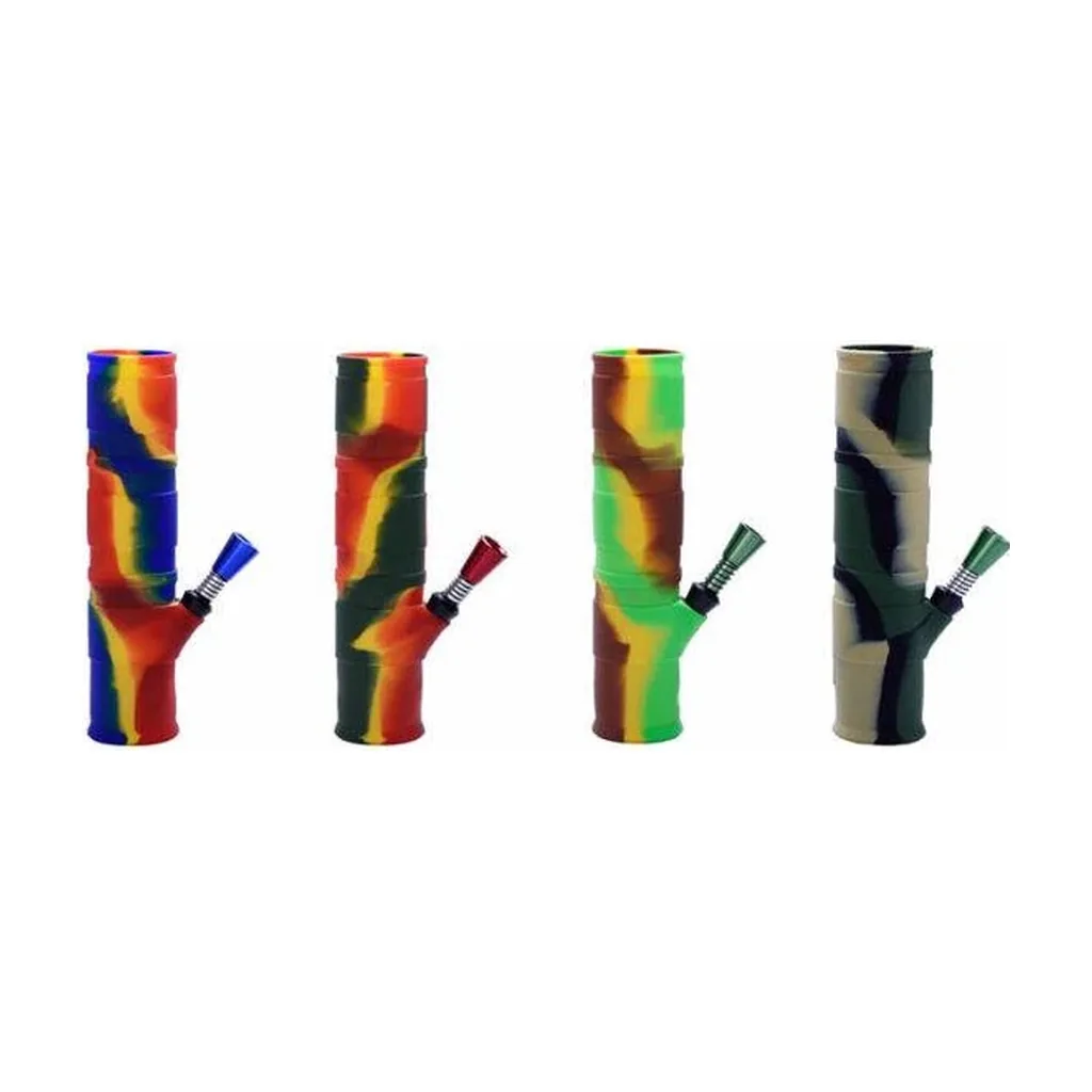 Cuatro variantes de bong tubular con franjas multicolores y cazoleta lateral inclinada, alineadas sobre fondo blanco.