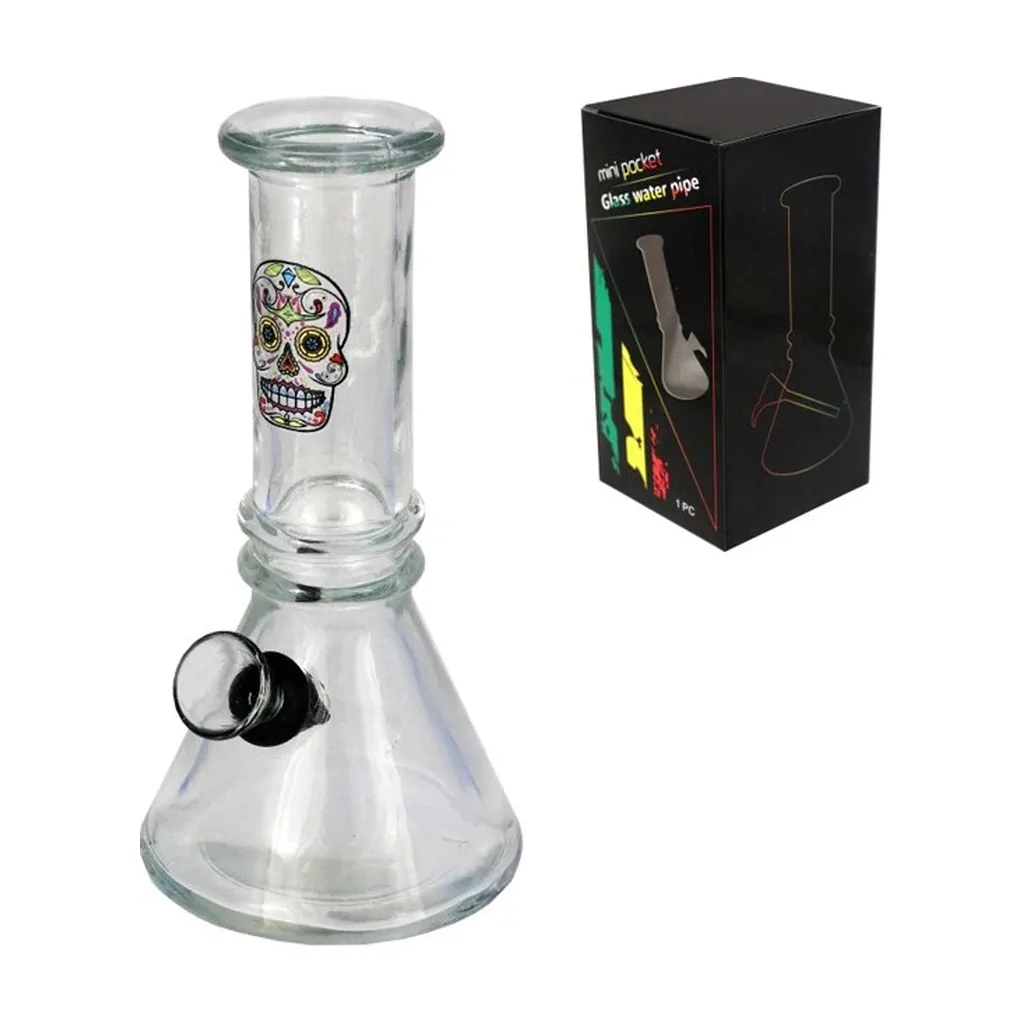 Bong de cristal transparente con base cónica, cazoleta lateral y calavera multicolor en el cuello, junto a su caja negra.