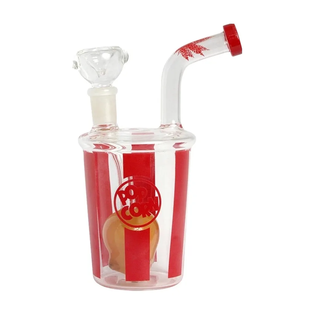 Bong de cristal con forma de cubo de palomitas, franjas rojas, cazoleta transparente y tubo curvado con borde rojo.