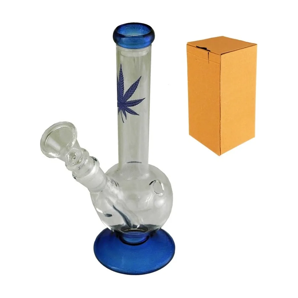 Bong de cristal transparente con base y borde azules, dibujo de hoja y cazoleta lateral, junto a una caja marrón sobre fondo blanco.
