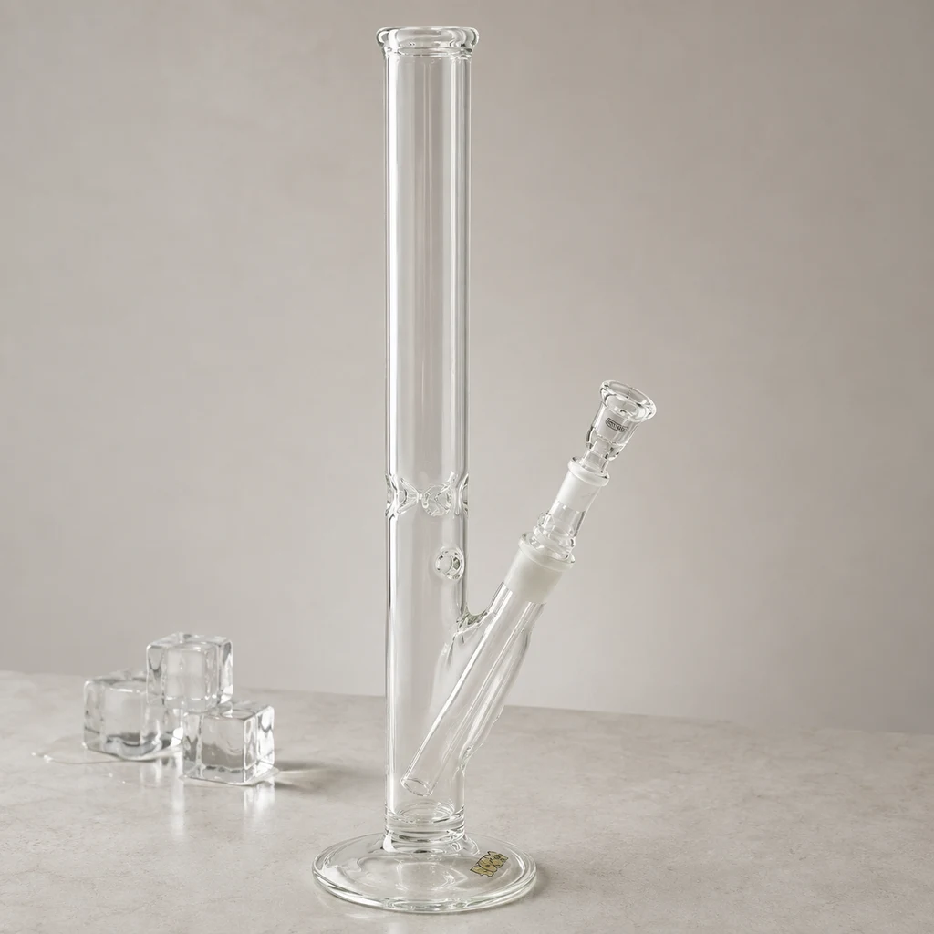 Bong Crystal Ice G-SPOT de cristal transparente, con tubo recto alto, base circular y cazoleta inclinada, sobre una mesa junto a cubitos de hielo.