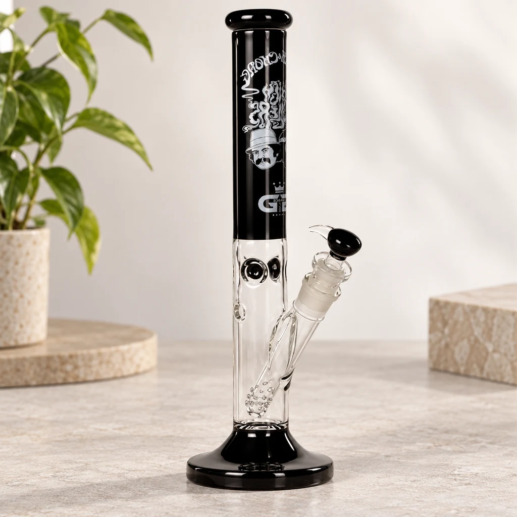 Bong Cheech & Chong de tubo recto transparente y negro, base circular y cazoleta lateral inclinada, sobre una mesa clara.