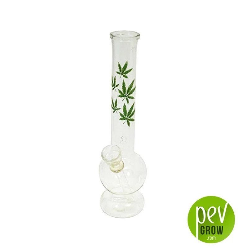 Bong transparente Leaf con tubo alto decorado con hojas verdes de cannabis, cámara redondeada y cazoleta lateral sobre fondo blanco.