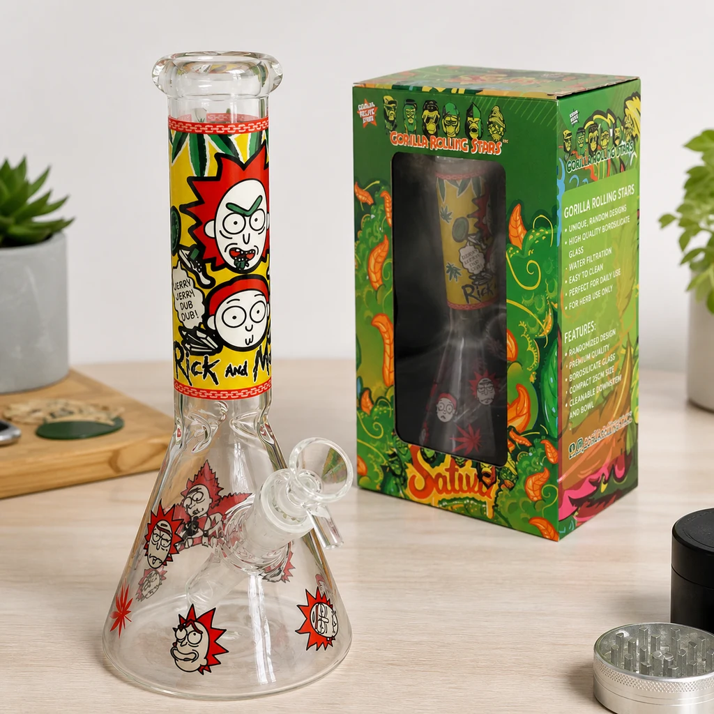 Bong de cristal transparente con base cónica y dibujos de Rick y Morty, junto a su caja verde y un grinder abierto sobre una mesa.