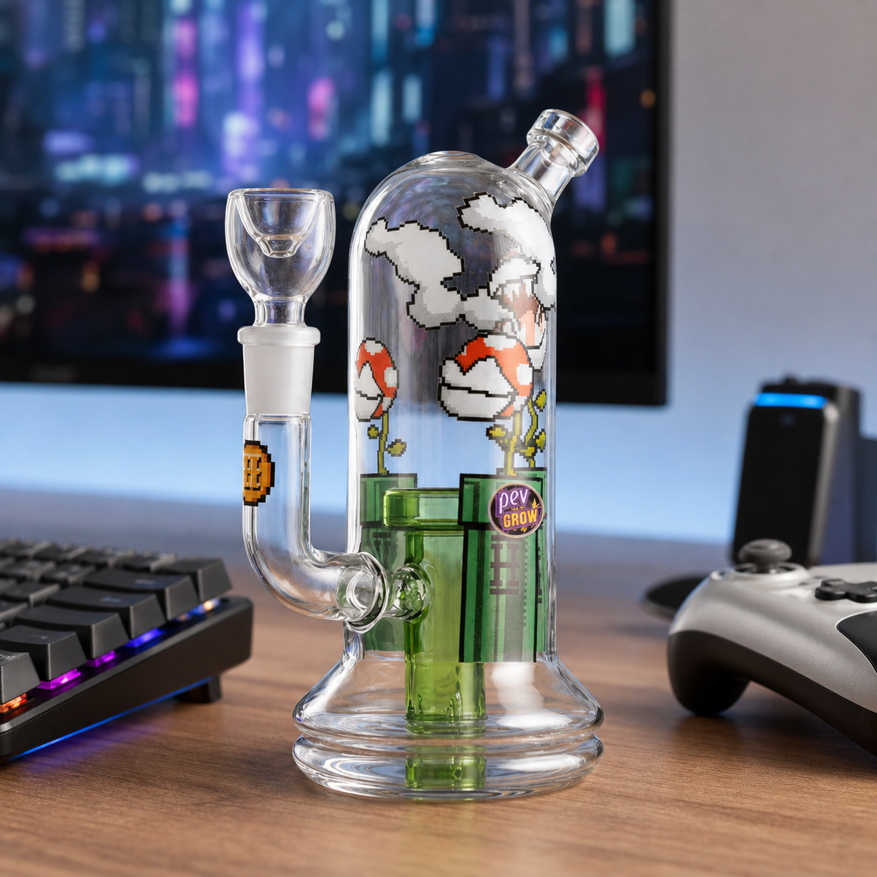 Bong de Flores Gaming transparente con dibujos pixelados y tubos verdes, sobre un escritorio junto a un teclado y un mando.