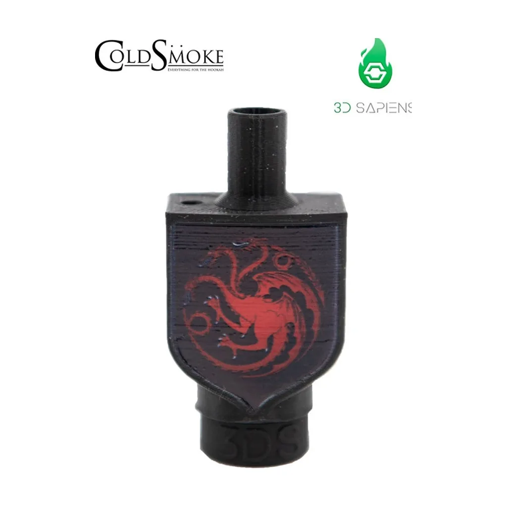 Boquilla 3D CS Got Dragon negra, con cuerpo en forma de escudo y emblema rojo de dragón de tres cabezas, sobre fondo blanco. Boquilla 3D CS Got Dragon negra, con cuerpo en forma de escudo y emblema rojo de dragón de tres cabezas, sobre fondo blanco.