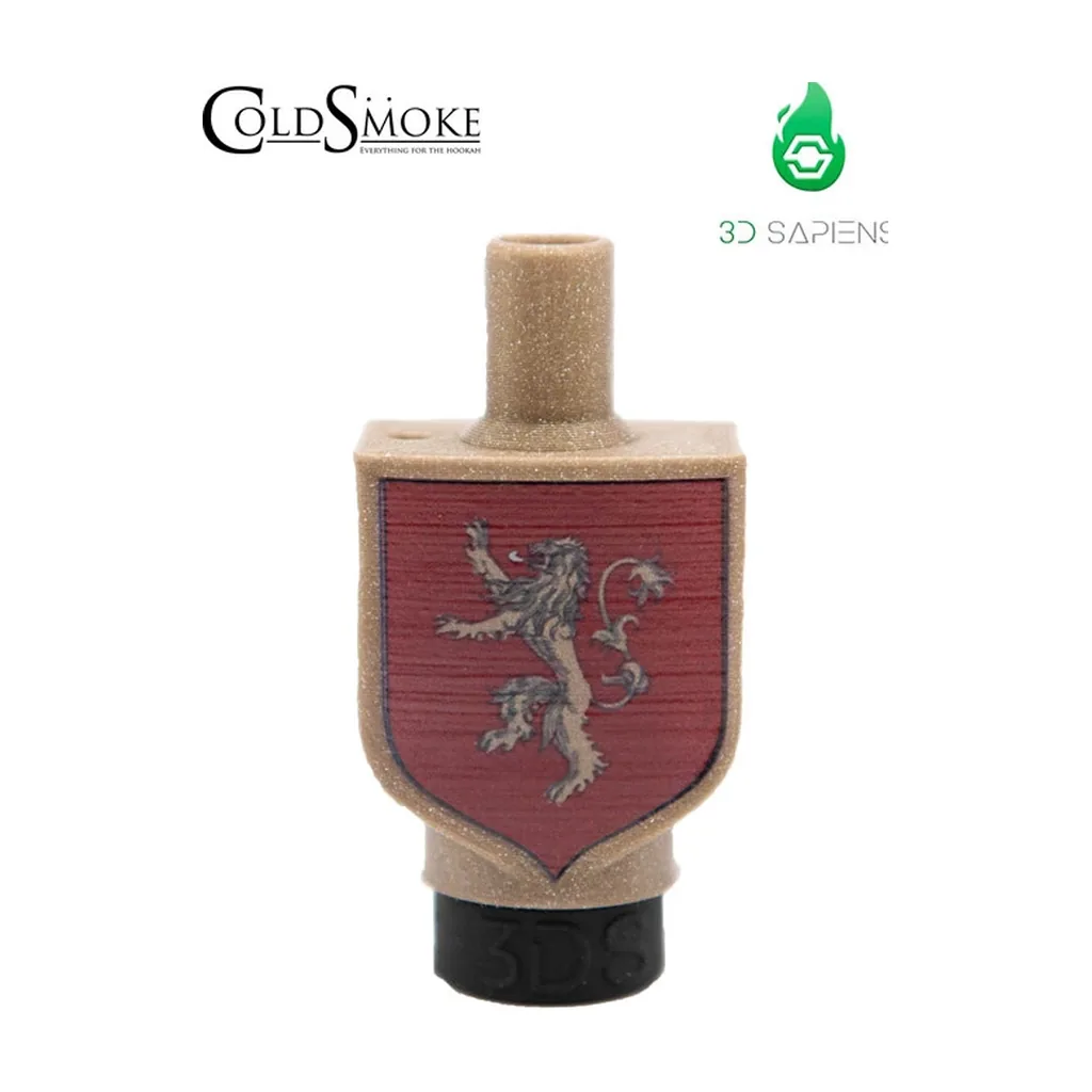 Boquilla 3D CS GOT LEON de tono dorado moteado, con escudo rojo y león en relieve, tubo superior y base negra sobre fondo blanco. Boquilla 3D CS GOT LEON de tono dorado moteado, con escudo rojo y león en relieve, tubo superior y base negra sobre fondo blanco.