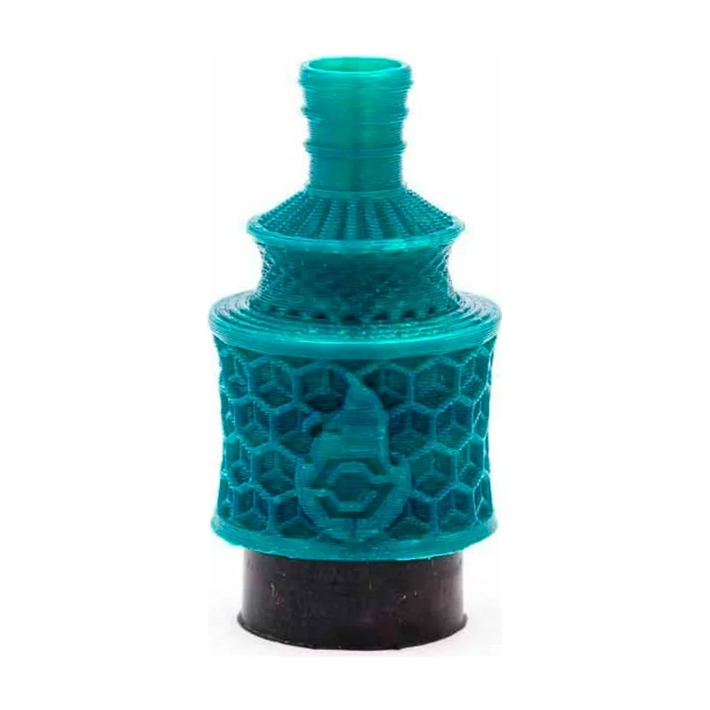 Boquilla 3D Cube Jade de color turquesa, con cuello estrecho, relieve de panal y base negra, aislada sobre fondo blanco. Boquilla 3D Cube Jade de color turquesa, con cuello estrecho, relieve de panal y base negra, aislada sobre fondo blanco.