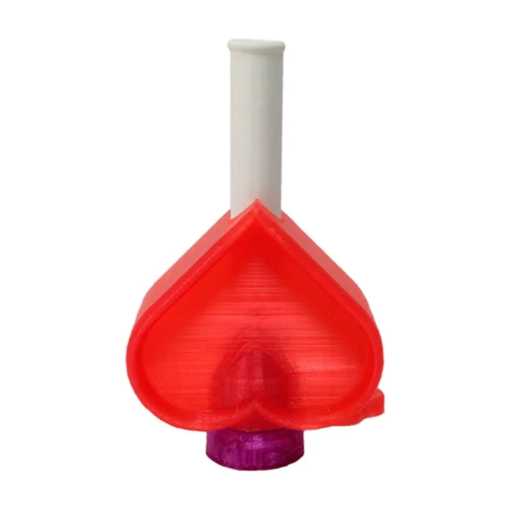 Boquilla 3D Piruleta para cachimba con cuerpo rojo translúcido en forma de corazón invertido, tubo blanco superior y base morada. Boquilla 3D Piruleta para cachimba con cuerpo rojo translúcido en forma de corazón invertido, tubo blanco superior y base morada.