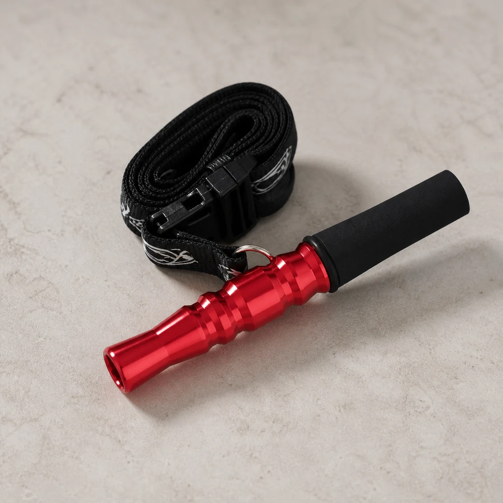 Boquilla de cachimba roja con extremo negro y cordón negro enrollado con cierre, dispuesta en diagonal sobre una superficie beige.