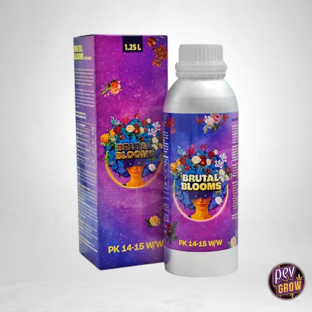 Botella de Brutal Blooms junto a su caja violeta con motivos florales; se leen PK 14-15 W/W y 1.25 L en el envase.