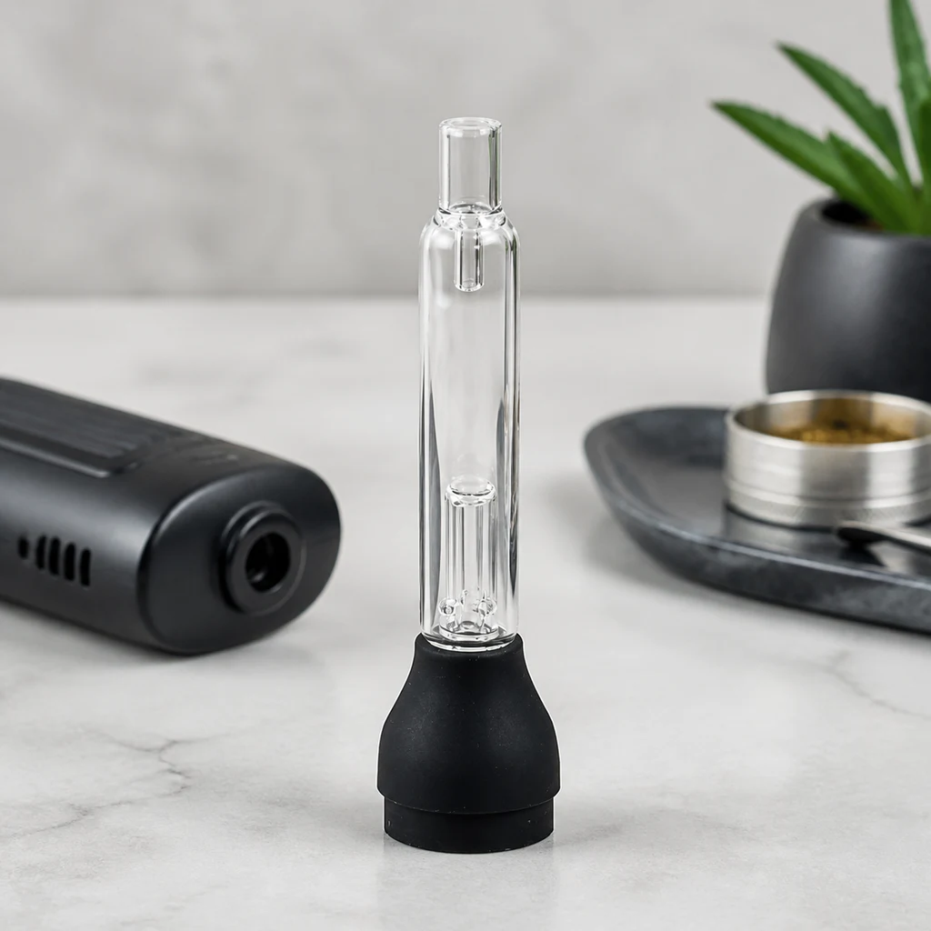 Boquilla Bubbler para X Vape Vital, transparente y alargada, con base negra, colocada en vertical junto a un vaporizador.