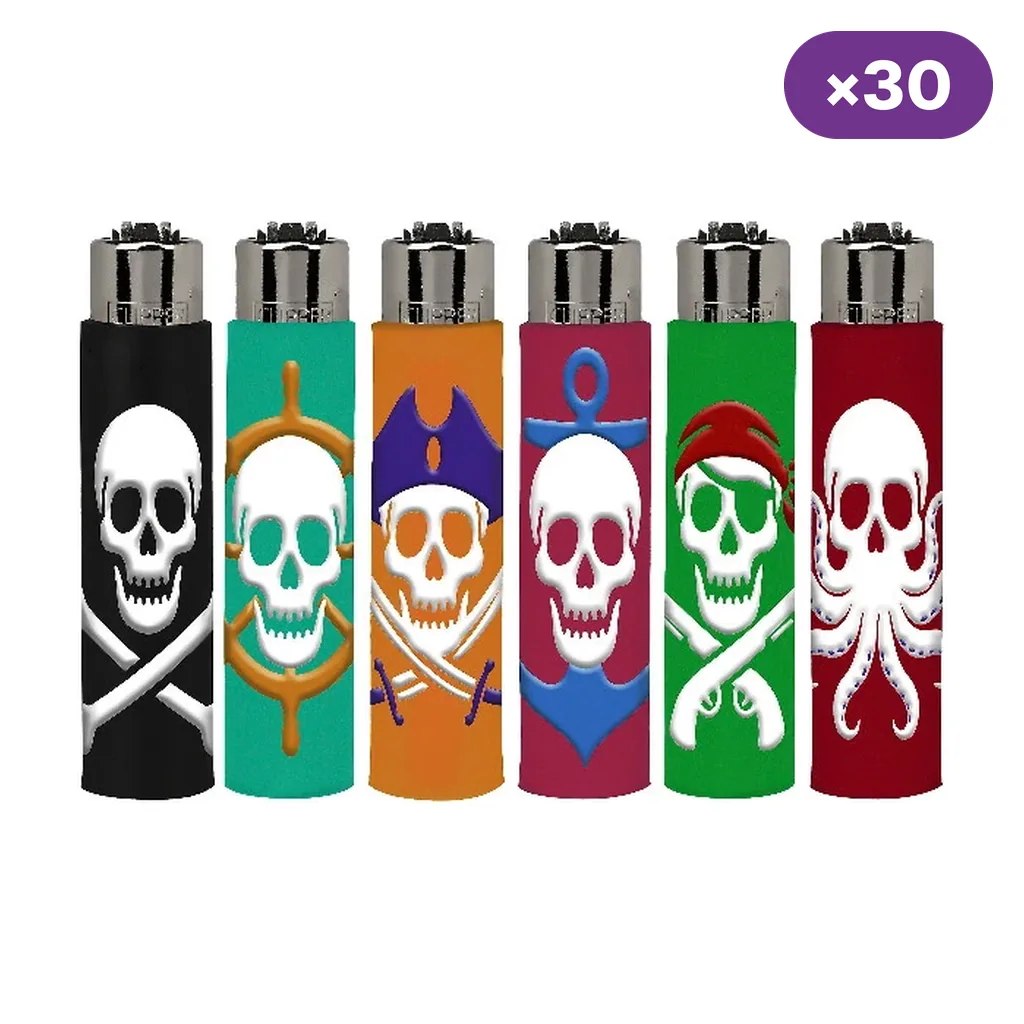 Selección de encendedores Clipper Bucaneers con fundas de colores y distintos motivos de calaveras piratas; distintivo de 30 unidades.