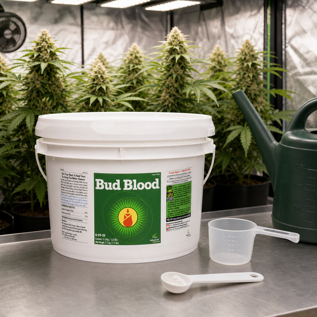 Cubo de Bud Blood de Advanced Nutrients junto a un vaso medidor, una cuchara con polvo y una regadera, con plantas al fondo.