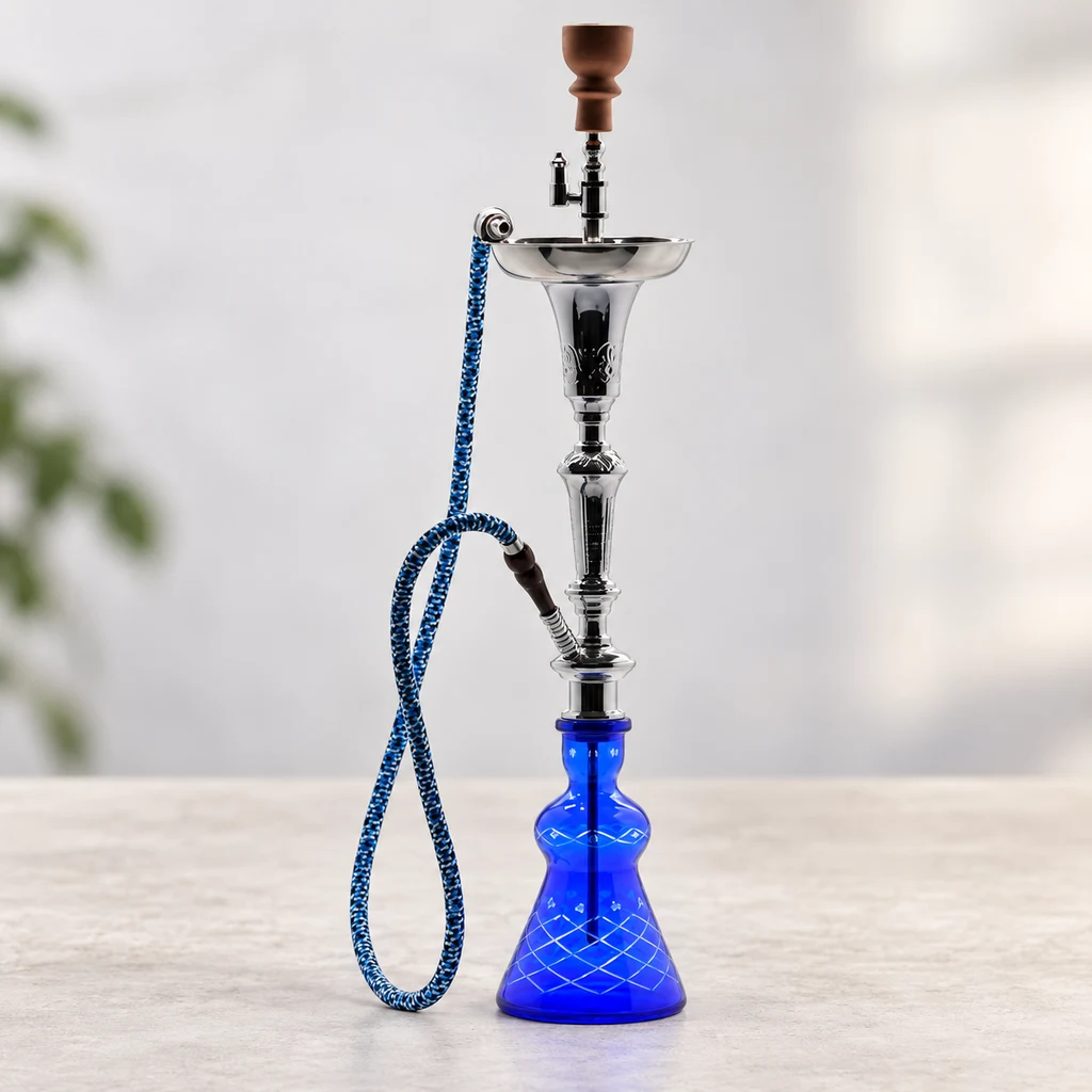 Cachimba con base azul de líneas cruzadas, cuerpo plateado, cazoleta marrón y manguera azul, sobre una mesa en una escena generada.