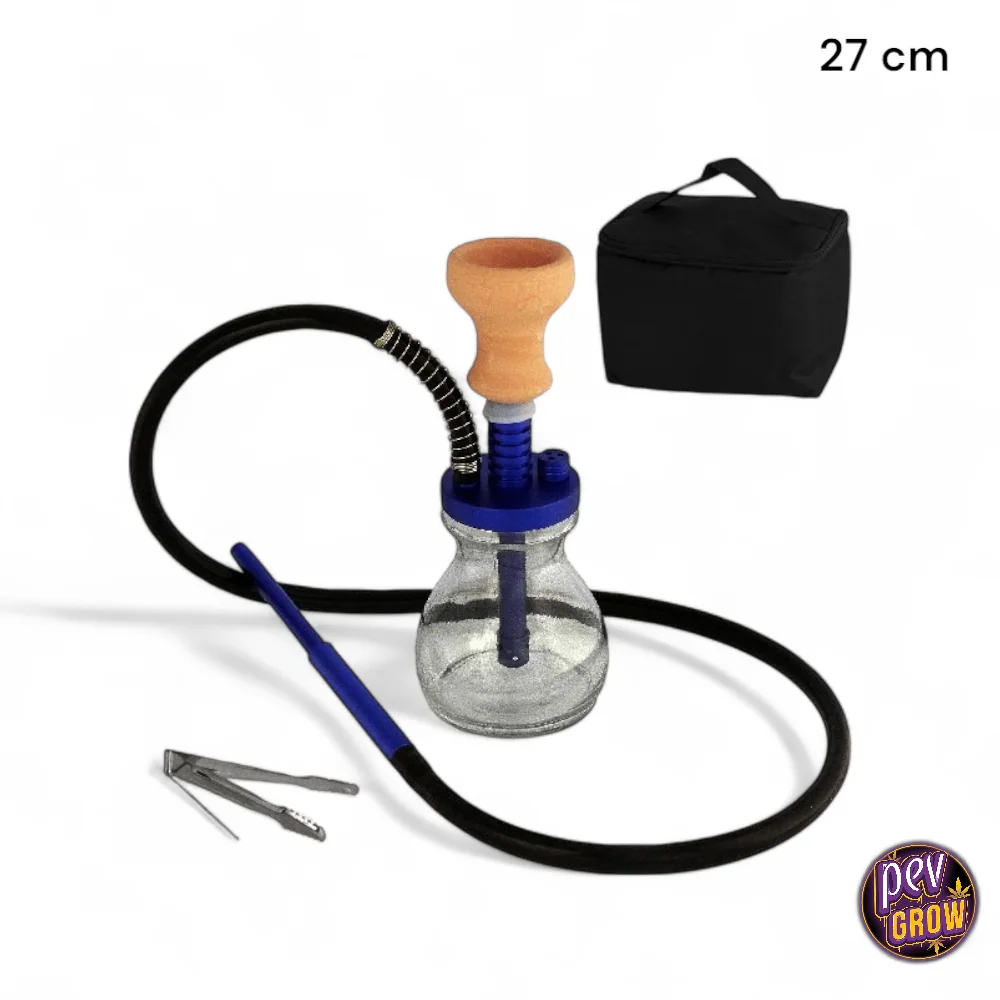 Cachimba de 27 cm con base de vidrio transparente, cuerpo azul, cazoleta marrón y manguera negra, junto a pinzas y estuche negro.