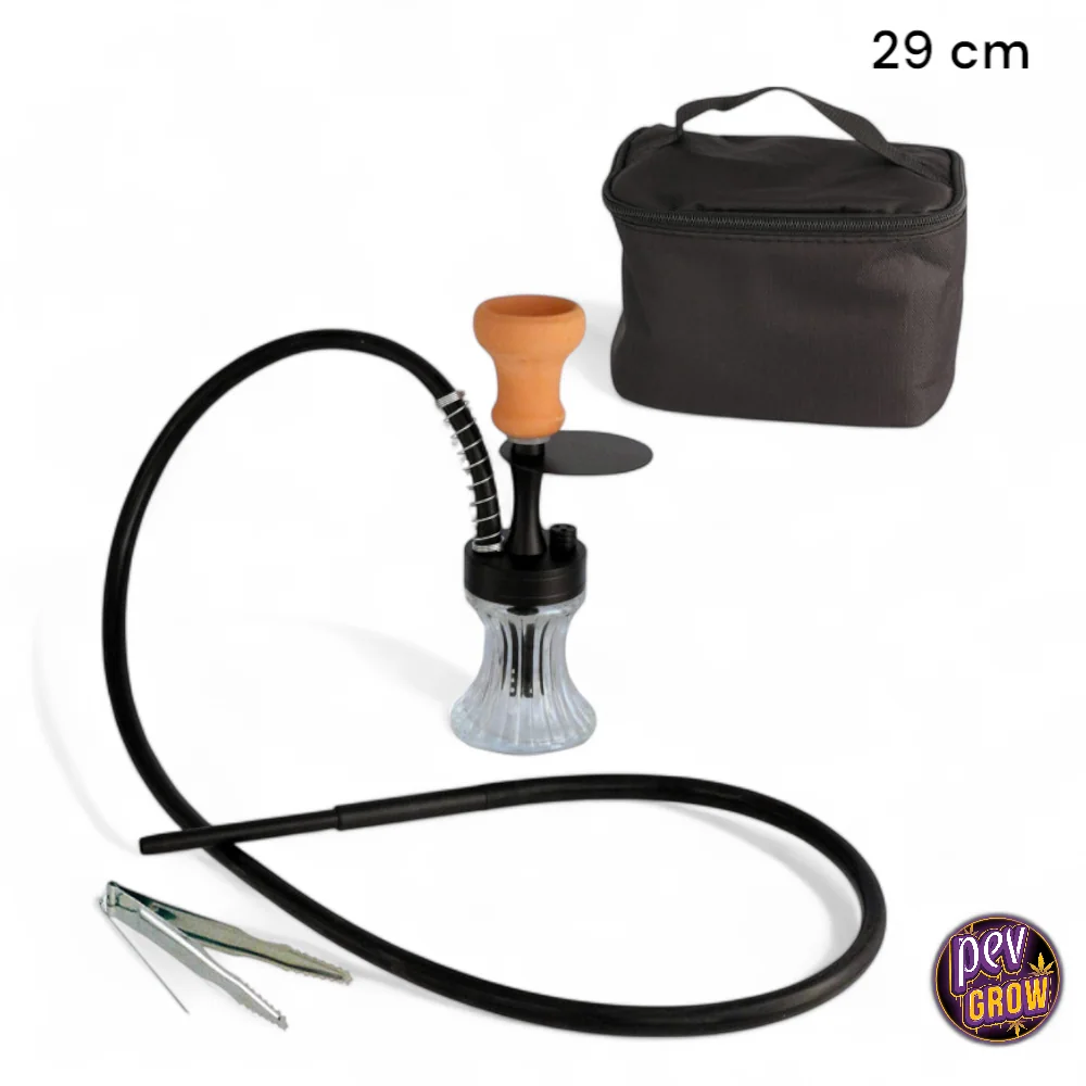 Cachimba mini con base transparente, cazoleta naranja y manguera negra, acompañada de pinzas y bolsa de transporte.