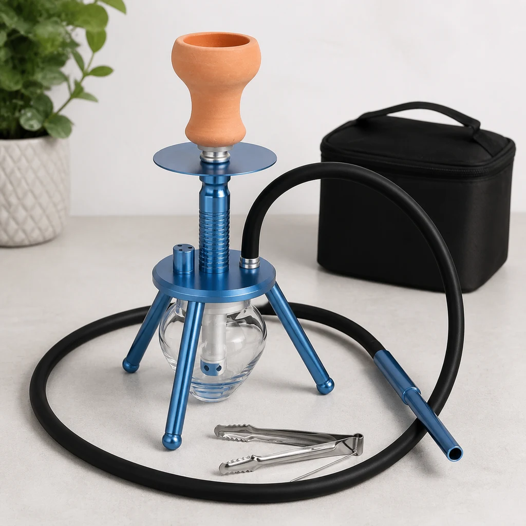 Cachimba azul con patas de trípode, depósito transparente y cazoleta naranja, junto a manguera negra, pinzas y bolsa de transporte.