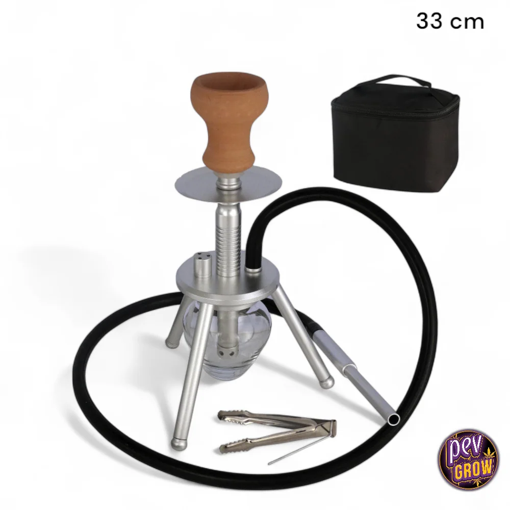 Cachimba de 33 cm con estructura plateada de trípode, base transparente y manguera negra, junto a pinzas y bolsa de transporte.