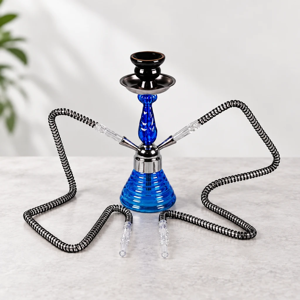 Cachimba DOHA con base y columna azules, cazoleta negra y dos mangueras negras con boquillas transparentes sobre una mesa clara. Cachimba DOHA con base y columna azules, cazoleta negra y dos mangueras negras con boquillas transparentes sobre una mesa clara.
