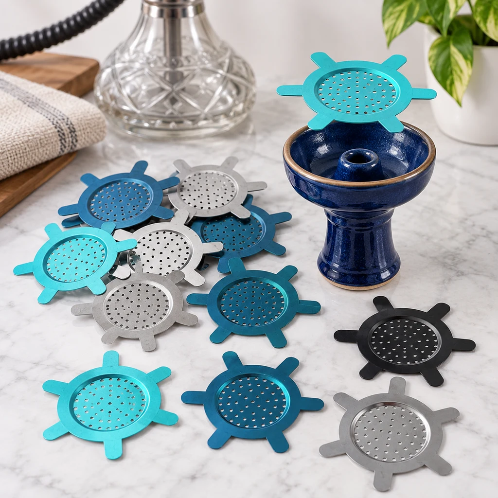 Separadores perforados para cachimba en varios colores, con pestañas radiales, distribuidos junto a una cazoleta azul con uno encima.