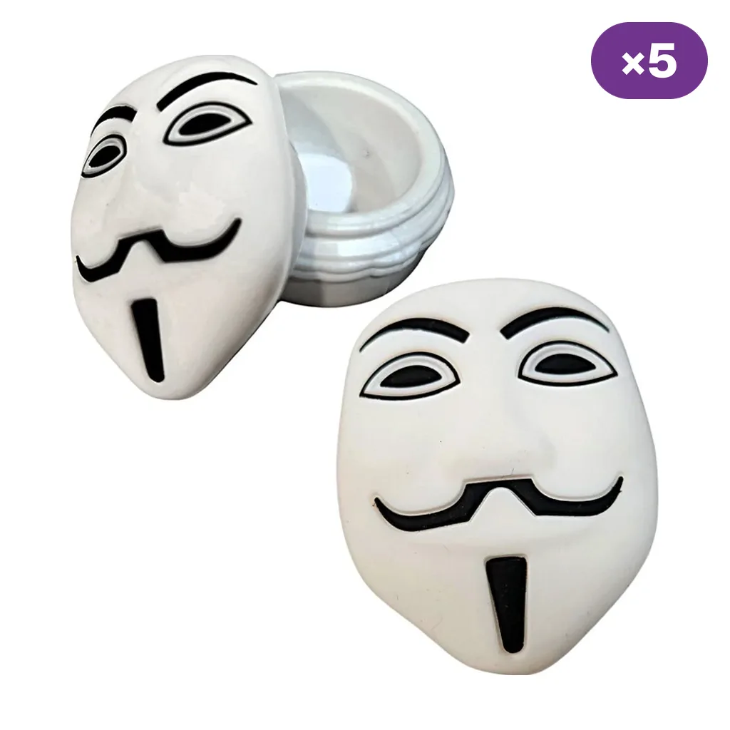 Botes blancos con forma de máscara de bigote y perilla negros, uno abierto y otro cerrado, junto al distintivo «×5».