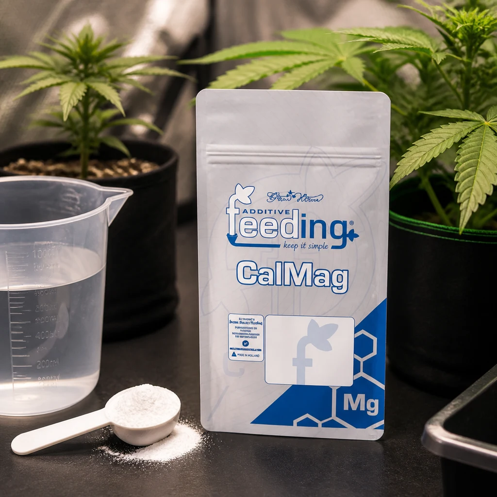 Bolsa de CalMag Feeding junto a una jarra con agua y una cuchara con polvo blanco, con plantas en macetas al fondo.