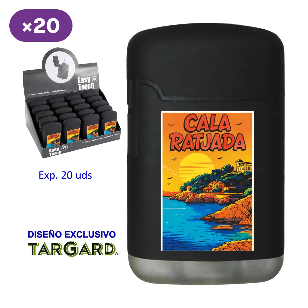 Encendedor negro con ilustración costera al atardecer y texto «Cala Ratjada», junto a un expositor y el distintivo de 20 unidades.