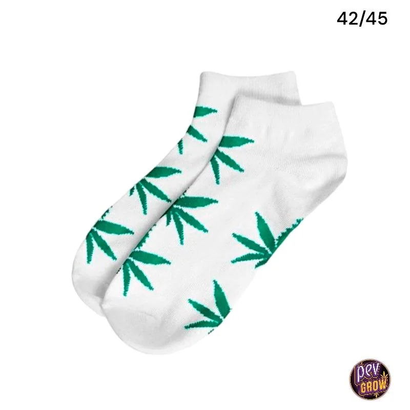 Calcetines cortos blancos con hojas de marihuana verdes, colocados en diagonal sobre fondo blanco y con la talla 42/45 indicada.