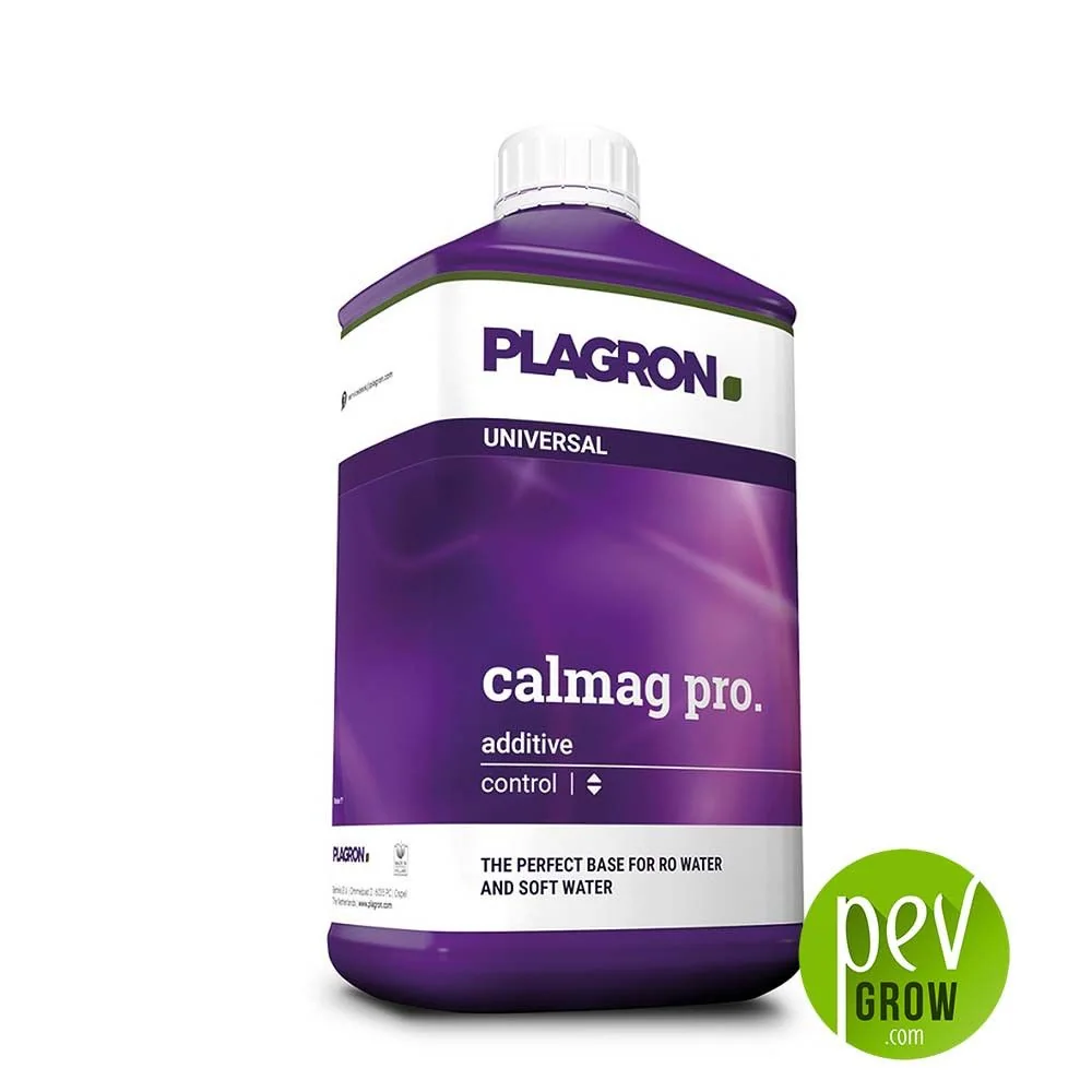 Envase de CalMag Pro de Plagron con tapón blanco y etiqueta morada y blanca, junto al logotipo verde de PevGrow sobre fondo blanco.