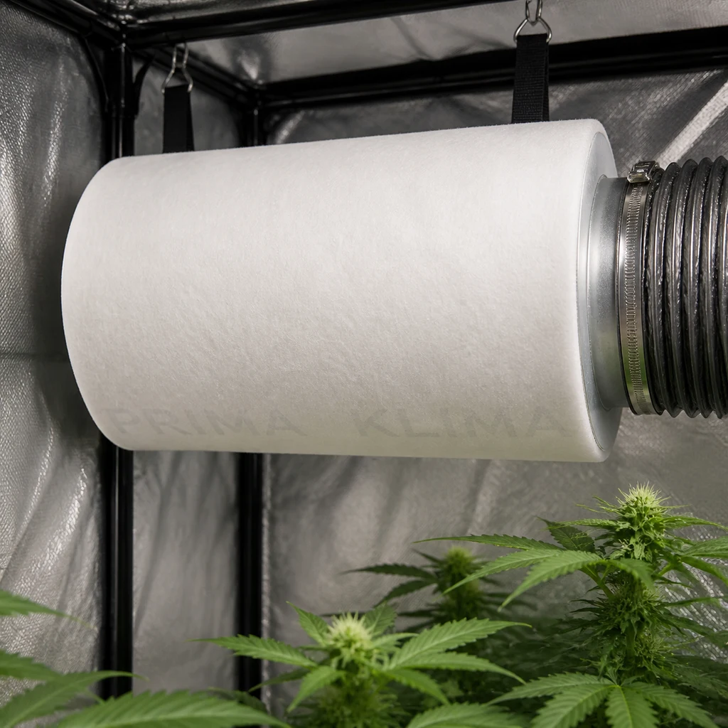 Escena generada de un filtro Prima Klima Eco blanco, suspendido horizontalmente y conectado a un conducto sobre plantas en un armario.