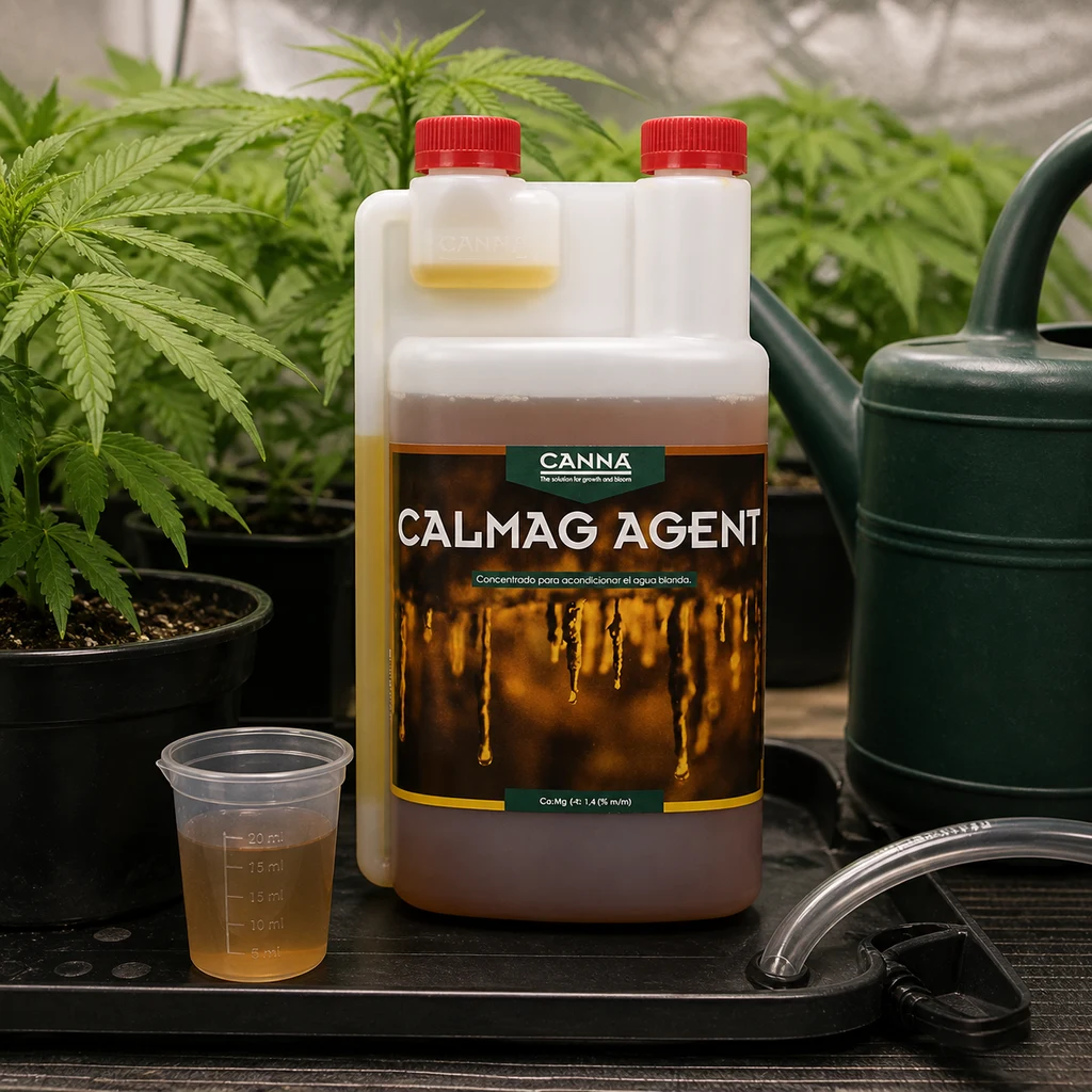 Escena generada de un envase CANNA CALMAG AGENT con dos tapones rojos, junto a un vaso graduado, una regadera y plantas en macetas. Escena generada de un envase CANNA CALMAG AGENT con dos tapones rojos, junto a un vaso graduado, una regadera y plantas en macetas.