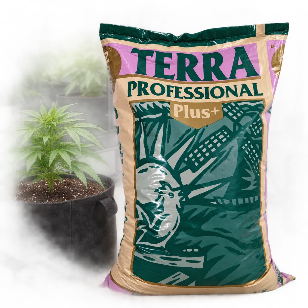 Saco de Terra Professional Plus+ en tonos verde, beige y rosa, junto a una planta de cannabis en maceta textil negra sobre fondo oscuro.