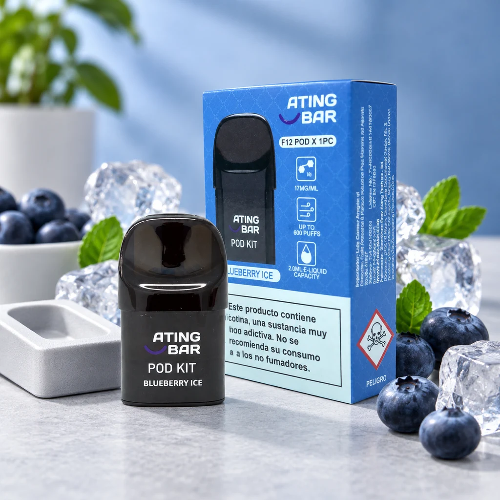 Escena generada del pod negro Ating Blueberry Ice junto a su caja azul, con arándanos, cubitos de hielo y hojas verdes alrededor.
