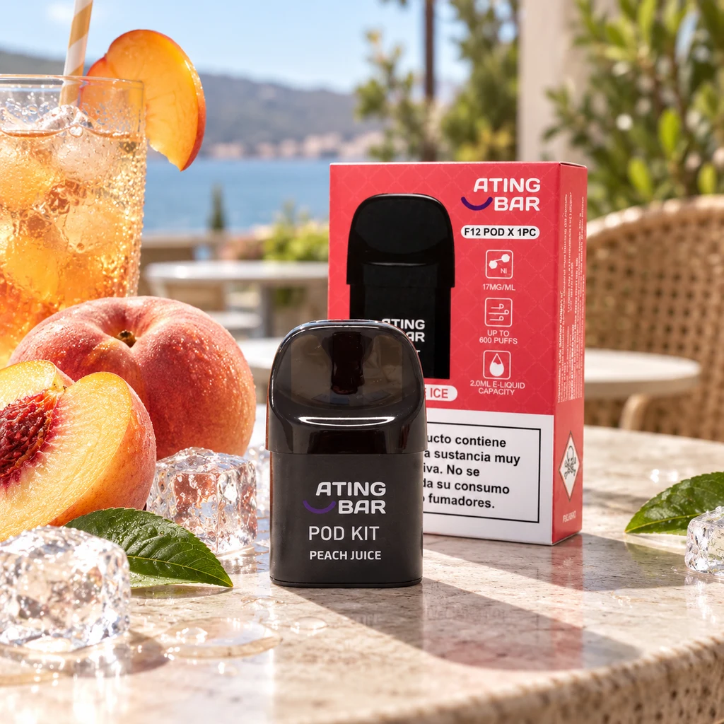 Pod negro Ating Bar Peach Juice con caja roja, junto a melocotones, hielo y una bebida en una terraza con vistas al agua.
