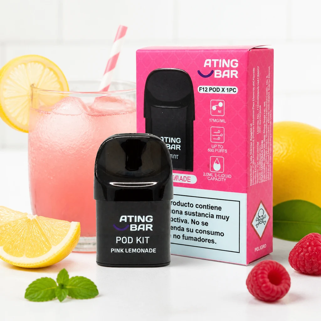 Escena generada del pod negro Ating Pink Lemonade y su caja rosa, junto a limones, frambuesas y un vaso de bebida rosa con hielo.