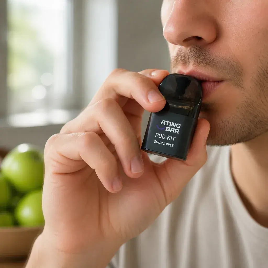 Primer plano de una persona con un pod negro Ating Bar Sour Apple en los labios y manzanas verdes desenfocadas al fondo.