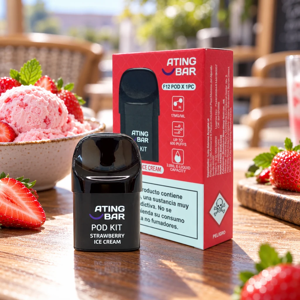 Pod negro Ating Strawberry Ice Cream junto a su caja roja, con indicaciones de 17 mg/ml y 600 caladas, entre fresas y helado rosa.