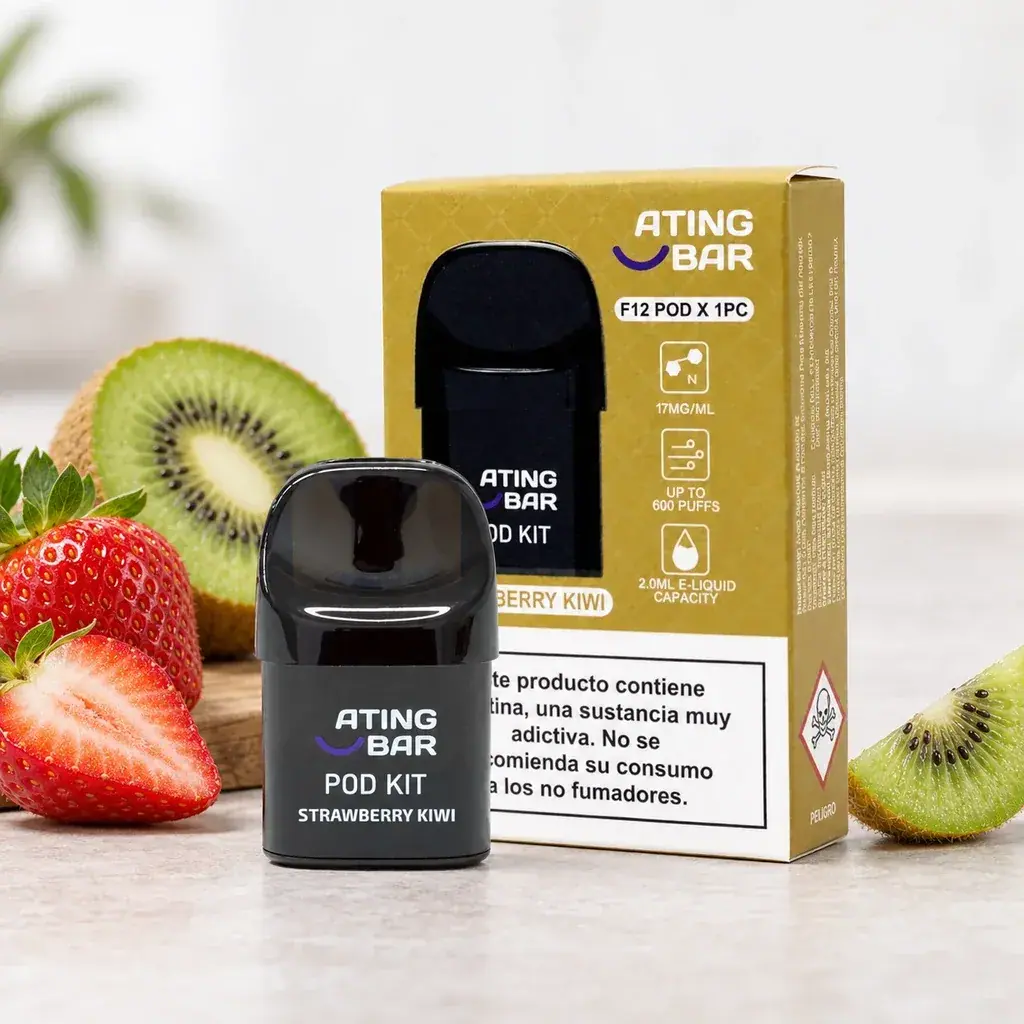 Pod negro Ating Bar Strawberry Kiwi junto a una caja dorada con las indicaciones 17 mg/ml y hasta 600 caladas, rodeado de fresas y kiwi.
