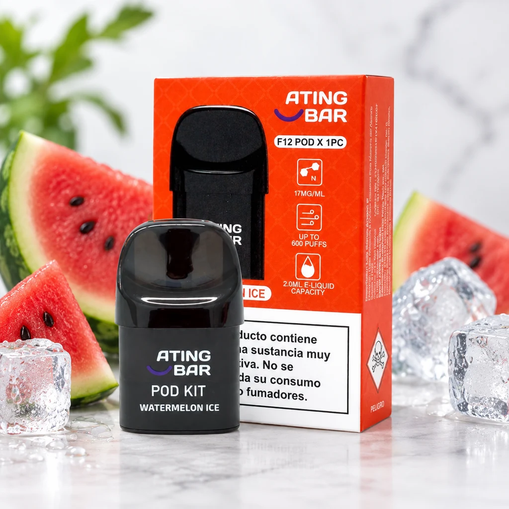Pod Ating Watermelon Ice negro delante de su caja naranja, rodeado de trozos de sandía y cubitos de hielo.