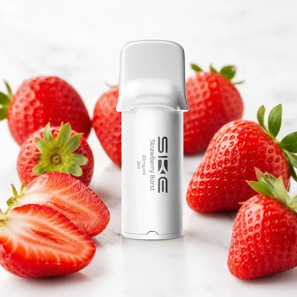 Pod blanco SKE Strawberry Burst con boquilla translúcida y texto de 20 mg/ml y 2 ml, rodeado de fresas enteras y partidas.