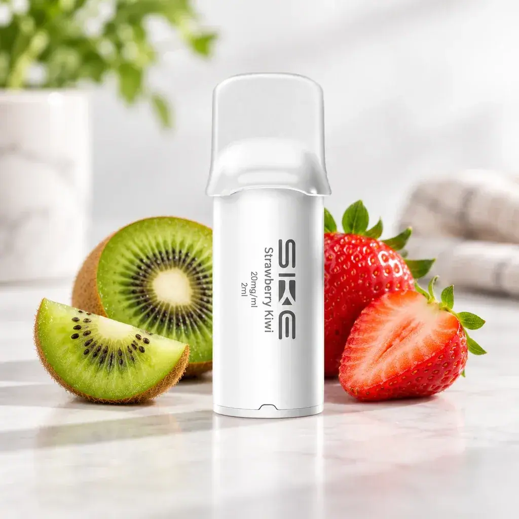 Pod blanco SKE con tapa translúcida y texto Strawberry Kiwi, 20 mg/ml y 2 ml, entre fresas y kiwi cortados.